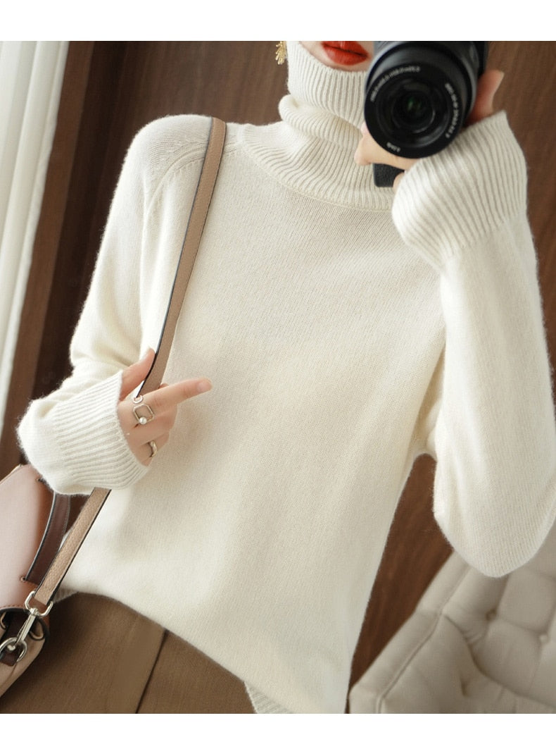 Sort rullekrave sweater i uld til kvinder